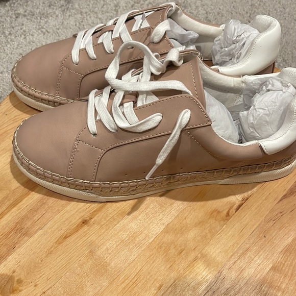 Casual walking shoes.  Espadrille like style. - Picture 4 of 7